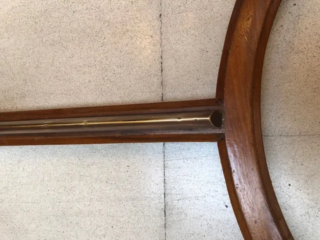 독특한 디자인의 고풍스러운 Fontana Arte 식탁, 우아한 분위기